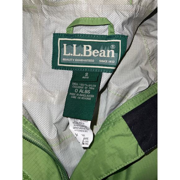 L.L Bean women's Nylon hooded green light weight  jacket size small - Picture 4 of 4